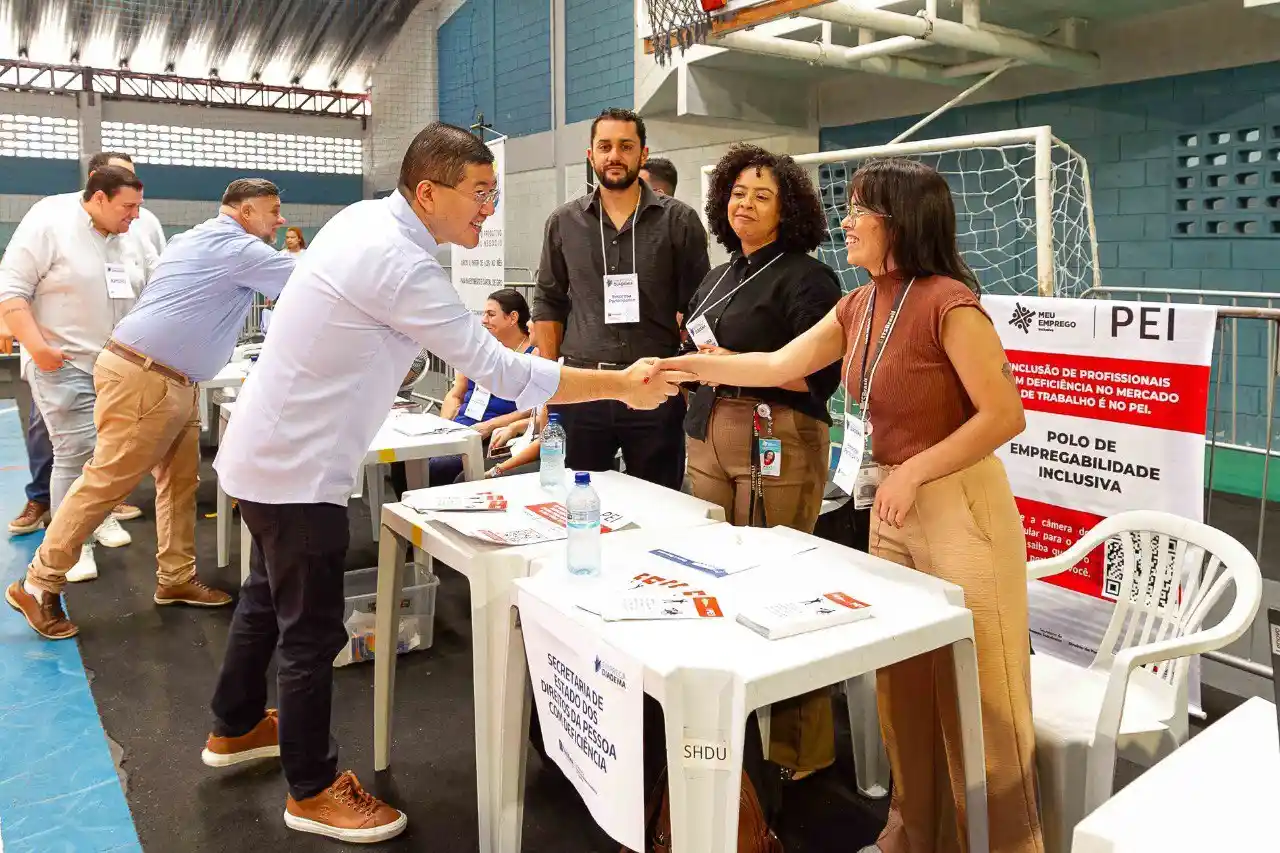 Fila de candidatos no feirão de empregos Diadema 2026 no Ginásio Ayrton Senna