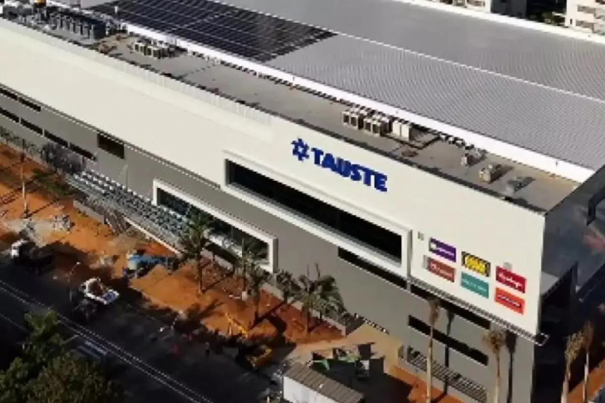 fachada e área interna do Tauste Supermercados de Taubaté durante a inauguração de 30 de setembro de 2025