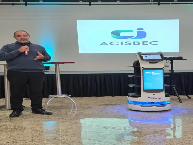 Robô de serviço da Treearth apresentado a empresários no auditório da ACISBEC em São Bernardo do Campo