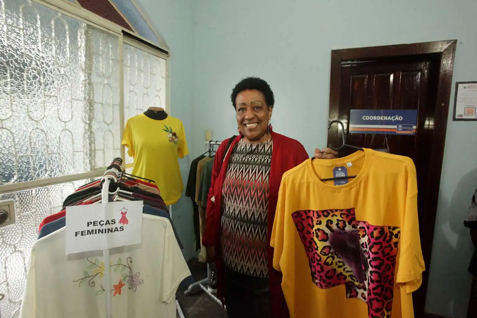 Mulher participante das Oficinas de Costura Criativa do CRAS de Nova Iguaçu