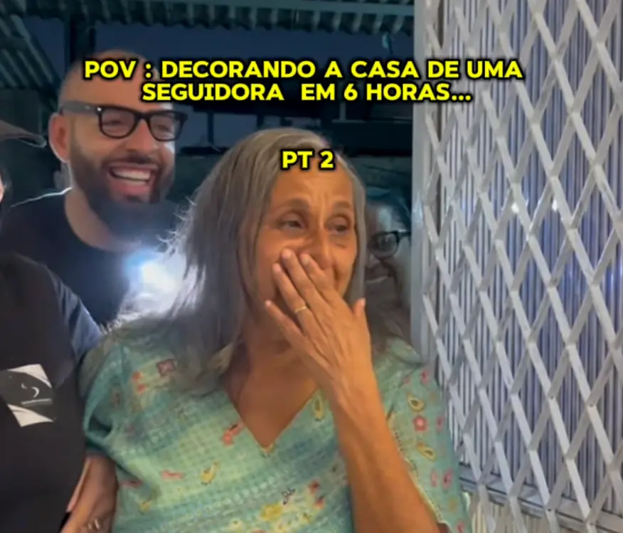 Hugo, moradora e Raquel Magalhães da Sena Decorações na porta da casa reformada em Caxias